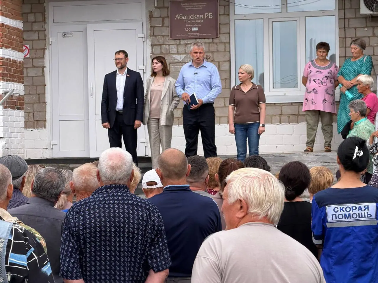 В регионе ухудшается ситуация в здравоохранении: закрытие женской консультации в Канске, закрытие хирургического отделения в Абанском районе, нехватка врачей и обсуждение передачи управления здравоохранением муниципалитетам.