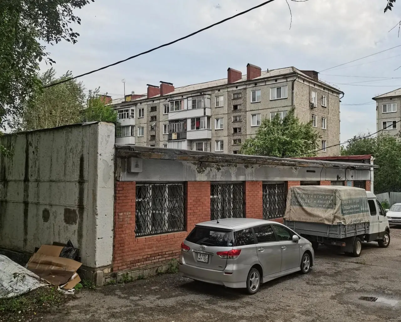 На торги выставлено здание УК по адресу Карбышева, 28а. Внутри работает частная управляющая компания; стоимость оценивается в 21 млн рублей, торги запланированы на 4 сентября.