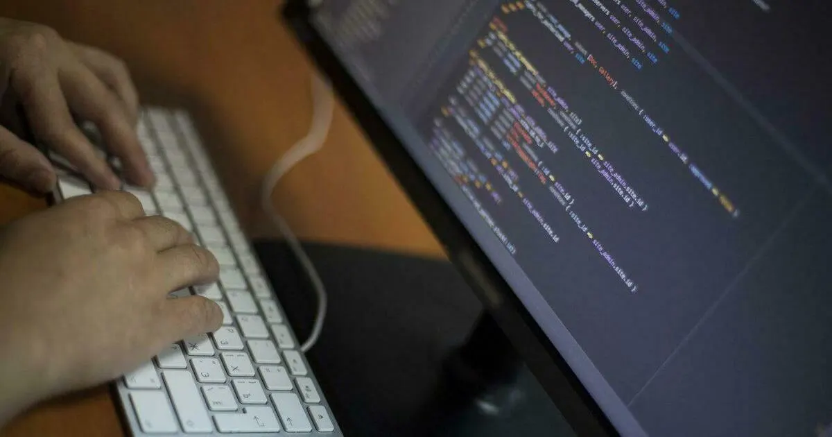 Перед началом учебного года злоумышленники запустили фальшивую платформу для учителей, убеждая зарегистрироваться якобы для ежедневного ввода успеваемости; данные учителей оказываются в руках мошенников.