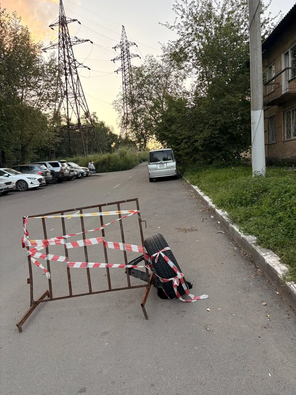 Долгий порыв на Малаховской, 1 оставил жильцов без горячего водоснабжения. Ситуацию пытаются урегулировать власти и коммунальные службы, однако решение затягивается.