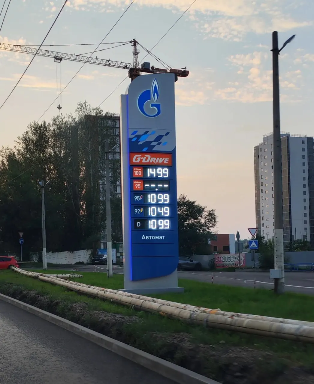 В регионах России фиксируют рост цен на бензин и вводят лимиты продаж: от Волгоградской области до Красноярска и федеральных трасс — местами дефицит и резкие ценовые колебания.