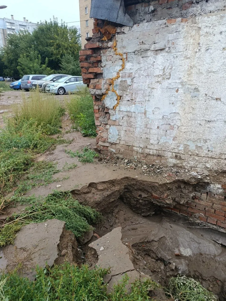 После сноса гаражей под строительство развязки на улице Гладкова продолжаются провалы грунта вокруг оставшихся строений; жильцы жалуются на бездействие служб.