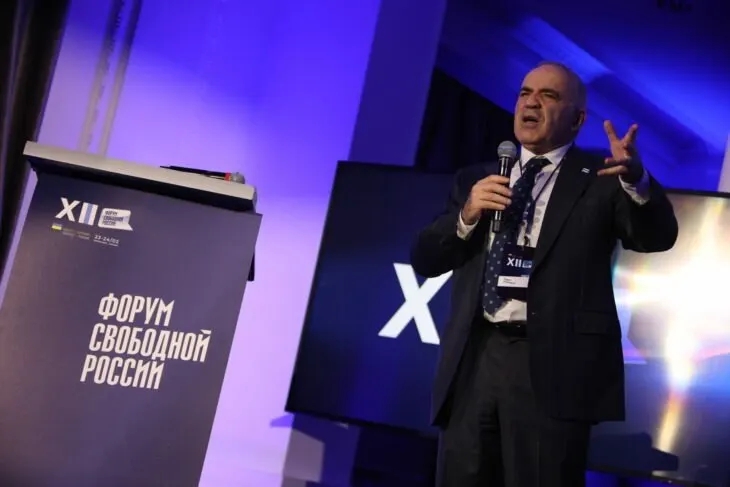Форум свободной России заявил, что голосование — лишь видимость конкуренции, а переименование парламентских составов не изменит курс Кремля.