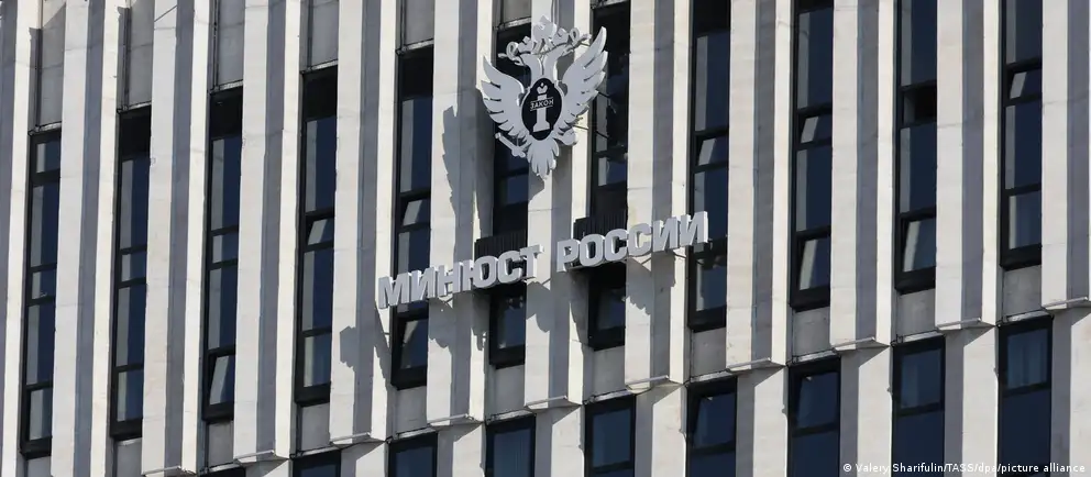 Расширен перечень нежелательных организаций: в него добавлены Фонд защиты прав человека во главе с Юлией Навальной и Исследовательский центр Восточной Европы, а также другие структуры.
