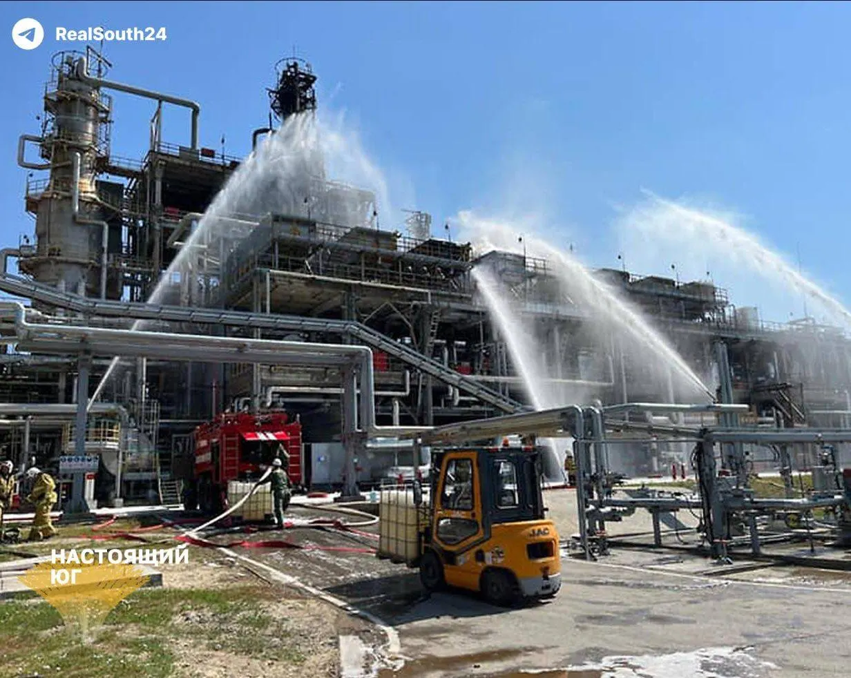 Август стал одним из самых тяжелых месяцев для нефтепереработки: зафиксировано 21 нападение на НПЗ, шесть крупных заводов остановлены; переработка упала, поставки бензина сократились, регионы сталкиваются с перебоями и ростом цен.