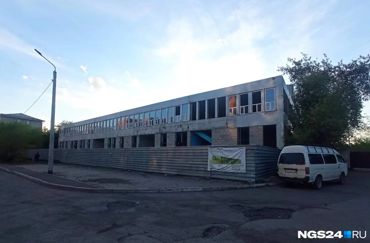 Комплекс бывшего школьного комбината питания на улице Железнодорожников снова продают: площадь зданий — около 5,5 тыс. м², участок — 5,8 тыс. м². Ранее планировали открыть здесь арт‑пространство и бизнес‑центр, но ремонт остановили.