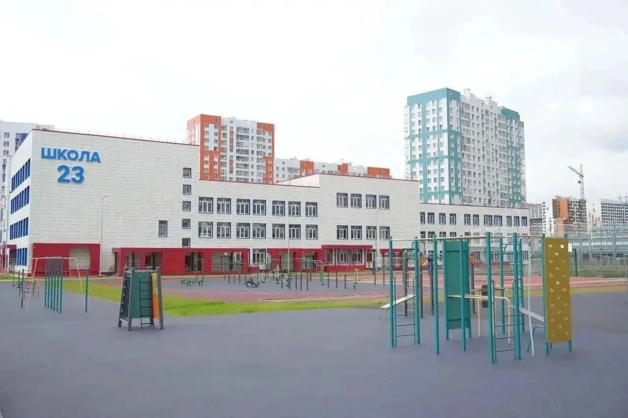 В новой школе Красноярска открыт отдельный класс по управлению беспилотниками; корпус готов к 1 сентября, в этом году примут 485 первоклассников.
