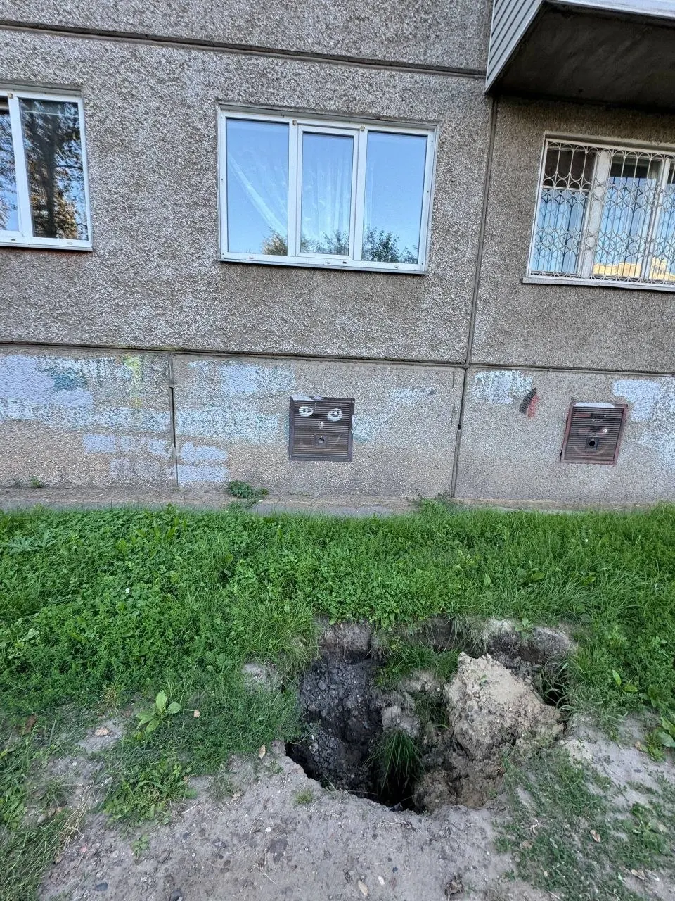 Жители Красноярска сообщают о провалах грунта в узком проходе между домом и детским садом, растущих ямах и угрозе для пешеходов и инфраструктуры; депутат пообещал разобраться.