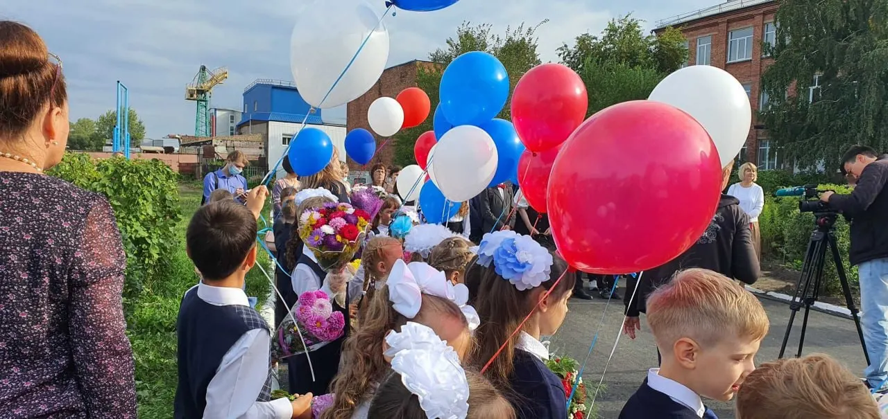 Сборы на подготовку к школе в Омске достигли 16 000 рублей; в Москве и Санкт-Петербурге сборы заметно выше.