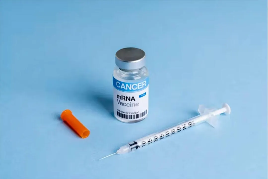 Успешные результаты мРНК‑вакцины против меланомы от Moderna и Merck; резкое повышение котировок и включение такой терапии в базовую программу ОМС в России.