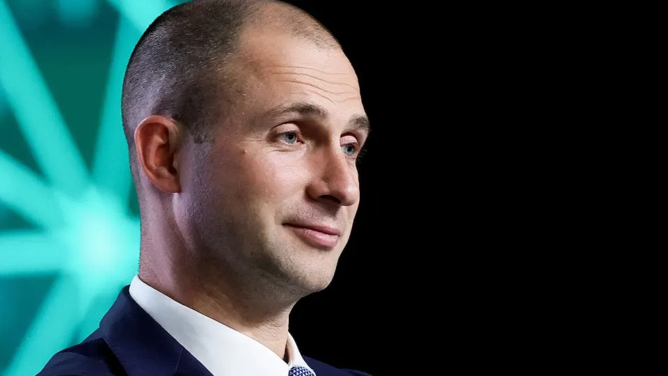 VK продолжает терпеть убытки: по МСФО за первое полугодие 2026 года чистый убыток составил 3,8 млрд руб, выручка выросла до 81 млрд руб, а во втором квартале компания вышла в плюс за счёт распродажи части активов. В дальнейшем сохраняются давление господдержки и блокировок на интернет.