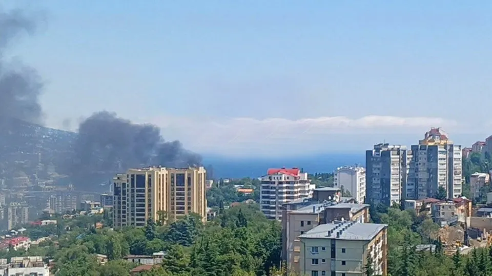 Удар по побережью Ялты привел к возгоранию в здании на набережной и эвакуации жителей; пострадавших пока не зафиксировано.