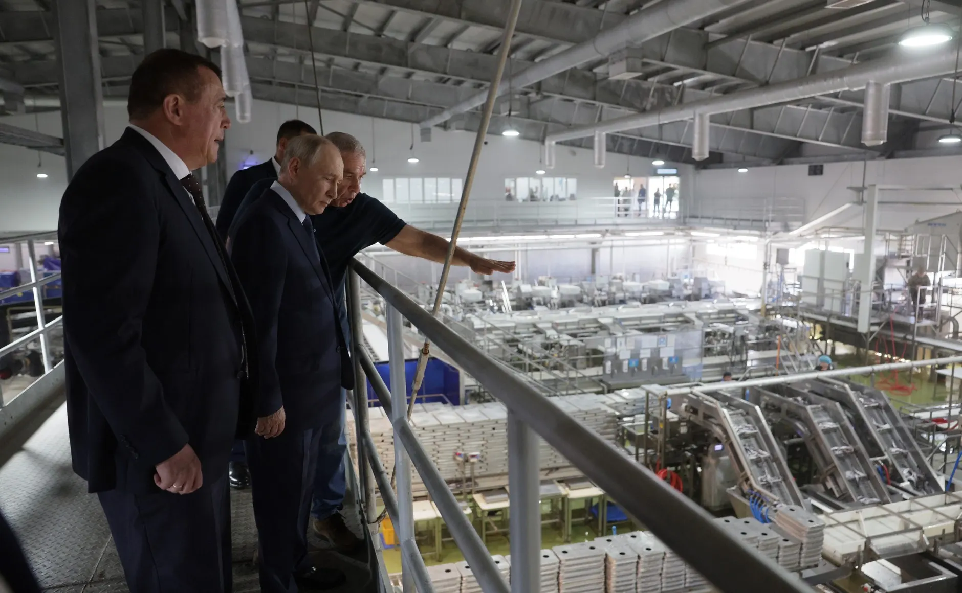 Президент России побывал на Курильских островах впервые за долгие годы, что вызвало резонанс в Москве и Токио и новые дипломатические трения вокруг вопроса мирного договора.