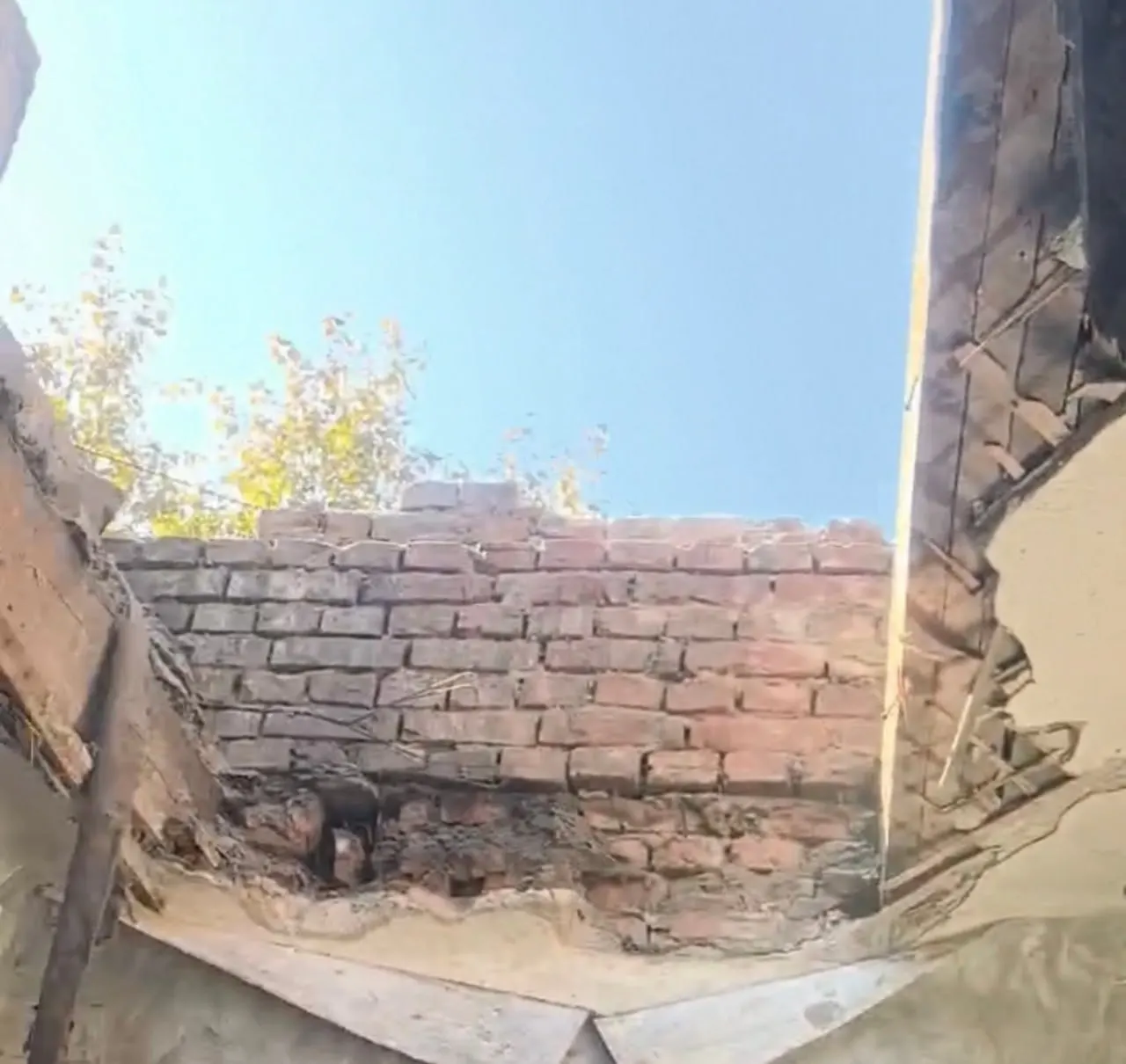 Возбуждено уголовное дело после обрушения потолочного перекрытия в жилом многоквартирном доме; пострадавших нет.