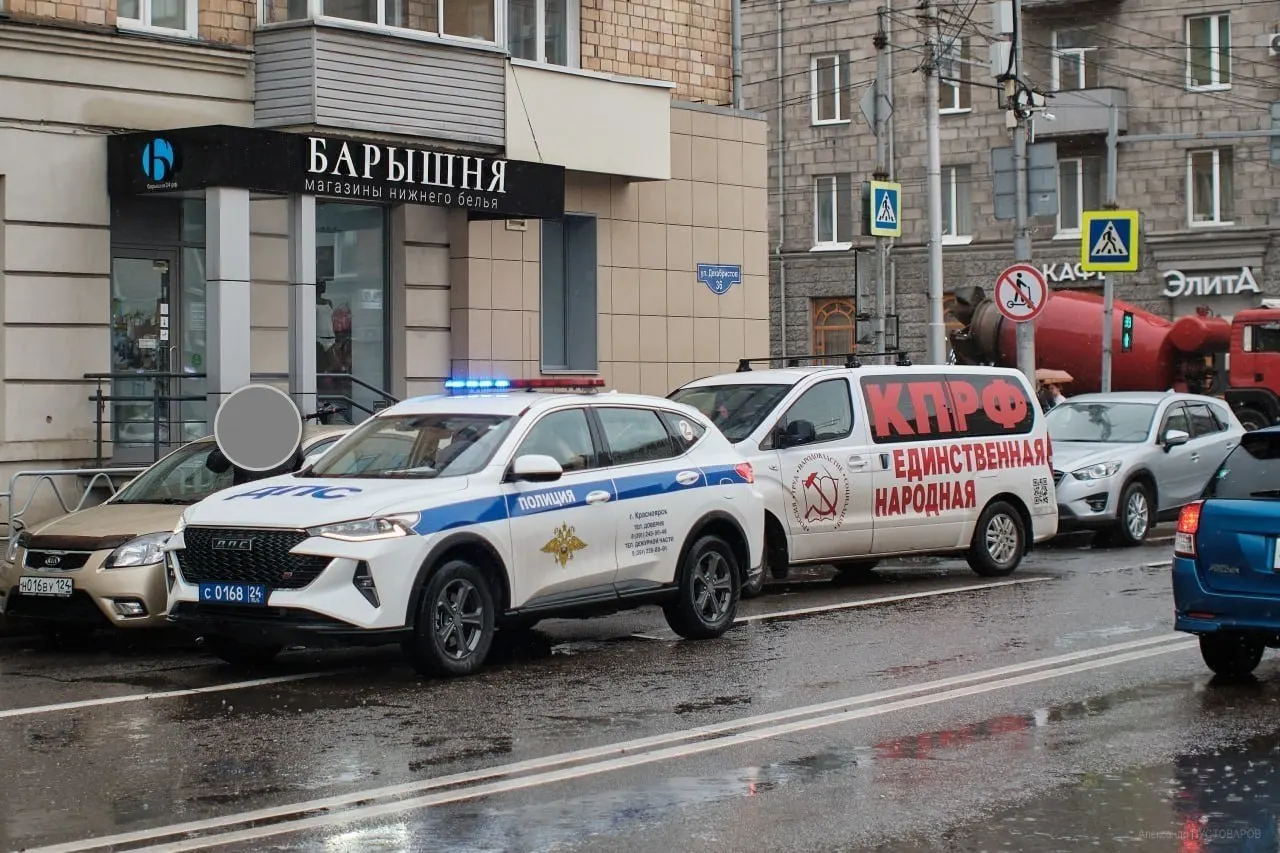 После акции у здания краевого правительства полиция задержала водителя из краевого комитета КПРФ; событие привлекло внимание к протестам и взаимодействию власти с оппозицией.