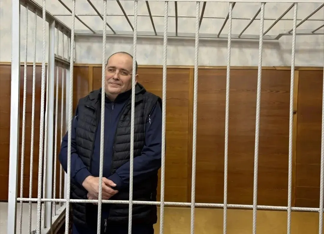Бывший заместитель министерства ЖКХ признан виновным во взятке в особо крупном размере. Суд назначил 9 лет колонии строгого режима и штраф около 8,82 млн рублей; с учетом ранее вынесенного приговора общий срок составит 14 лет, штраф близко к 17 млн.