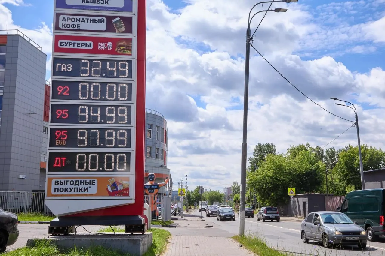 С начала кризиса ФАС предъявила претензии к продавцам топлива: рост цен отражается на рынках по всей стране. К 14 сентября зафиксировано 55 возбужденных дел и 83 предупреждения; региональные примеры показывают значительное удорожание на АЗС, в частности в Калмыкии.