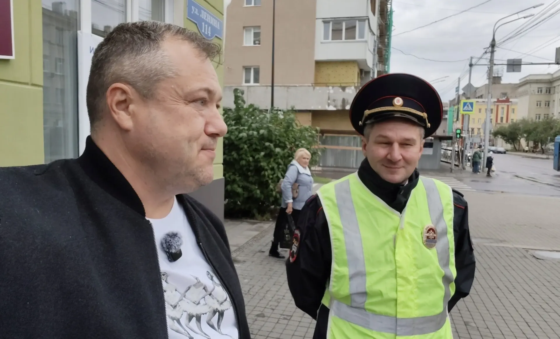 В 12:00 на участке Красноярского края журналист в футболке с изображением сцены из балета «Лебединое озеро» зафиксировал начало дня голосования.