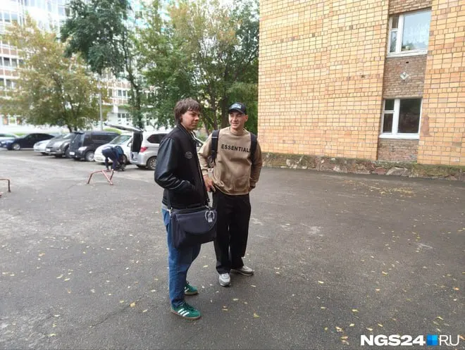 Молодые жители Красноярска — студенты со временной пропиской — идут на участки.
