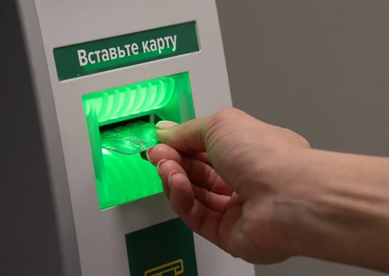 Банки смогут приостанавливать операции на пять рабочих дней при частичном совпадении ФИО и даты рождения клиента с данными лиц из перечня заморозки.