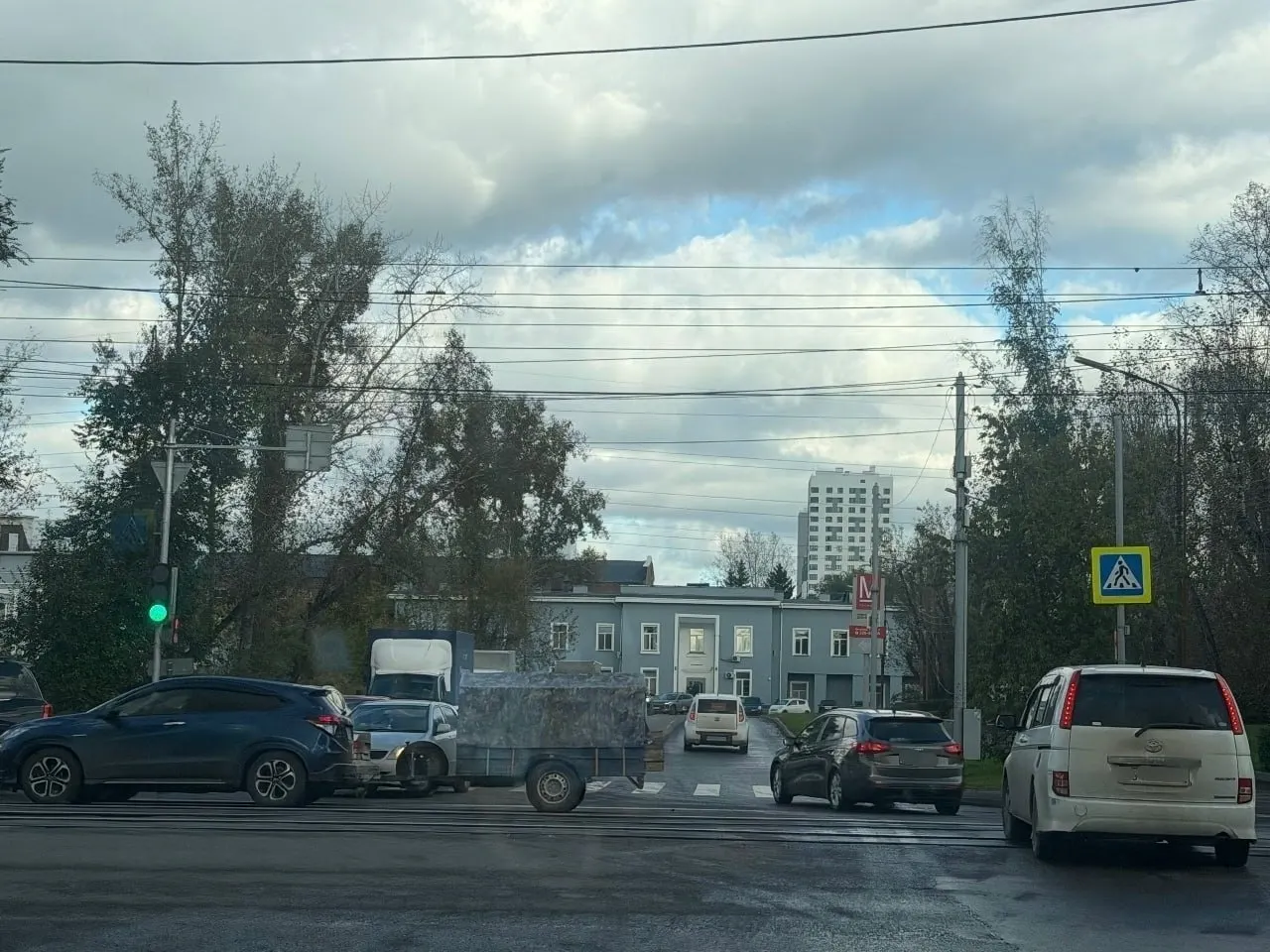 Жители Красноярска жалуются на длинные очереди на АЗС, из-за которых перекрывается полоса и мешается движение в сторону Семафорной.