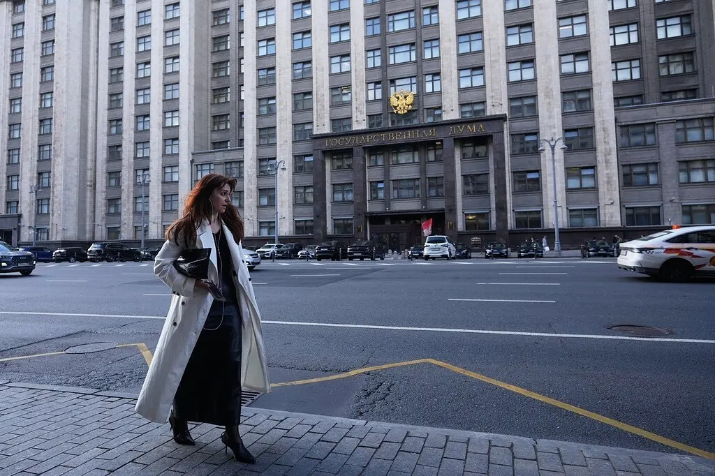 По итогам обработки первых протоколов Единая Россия теряет абсолютное большинство по спискам в 14 из 39 субъектов РФ. Наибольший спад зафиксирован в Карелии, Орловской и Кировской областях; усилия направят на перераспределение мандатов и использование ДЭГ.