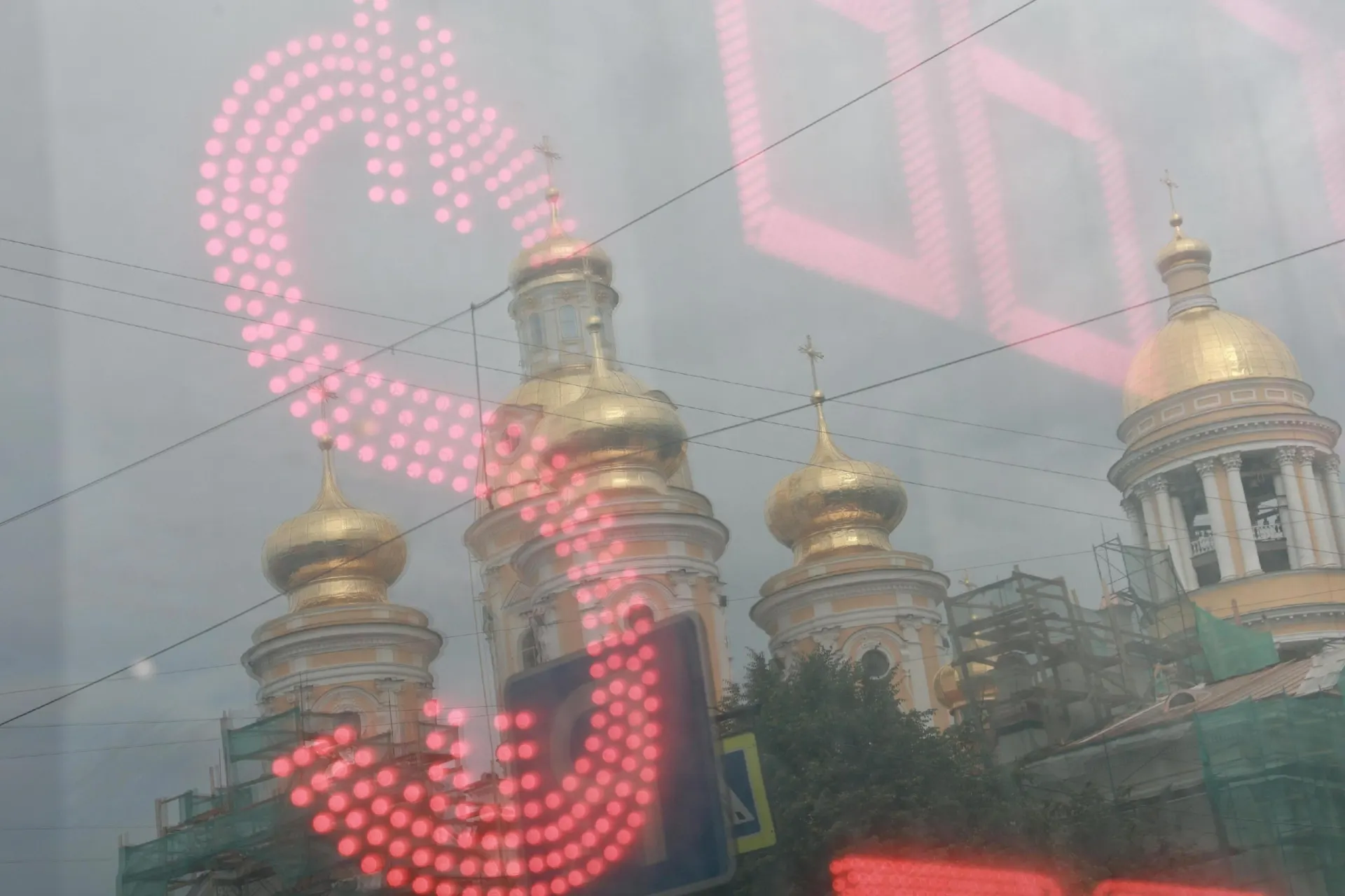 За лето рубль потерял примерно четверть своей стоимости по отношению к доллару; эксперты объясняют возможные сценарии развития ситуации.