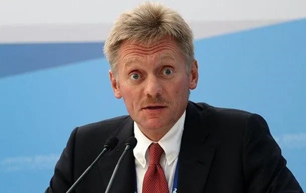 Пресс-секретарь заявил, что Москва не препятствует работе журналистов и не вводит ограничений, в отличие от США.