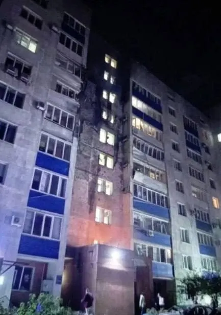 За ночь над регионами России уничтожено 516 беспилотников; повреждены порт Усть-Луга и жилой дом в Новокуйбышевске. Сообщения о повреждениях в Ленинградской и Самарской областях, погибших в Белгородской области и новые удары по Киеву.
