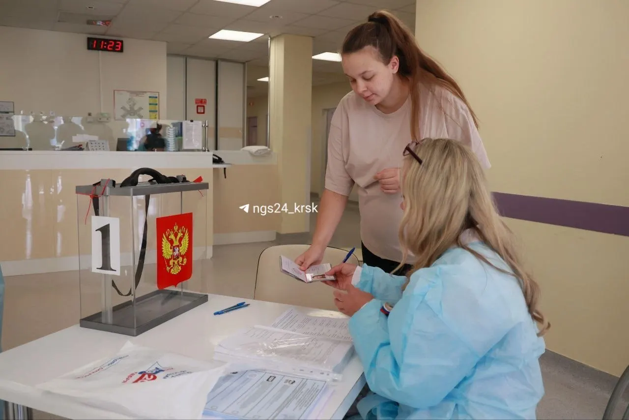 Роженица Мария рассказала, что впервые голосует в подобных условиях, и голосование доступно, не покидая палату перинатального центра.
