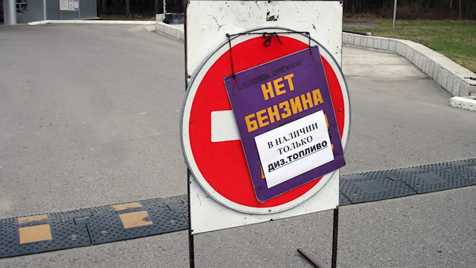 В условиях дефицита бензина в стране власти обещают увеличить добычу и скорректировать импорт; рынок топлива испытывает перебои и рост цен на фоне военной обстановки. Власти разрабатывают сценарии реагирования и меры по стабилизации поставок.