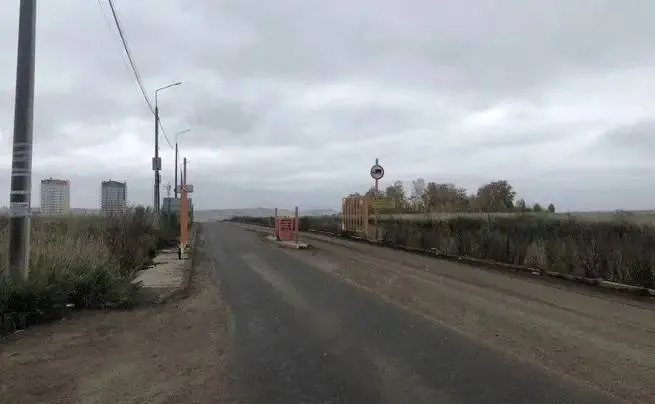 Прокуратура требует вернуть городу примерно 50 гектаров, ранее переданных кооперативу в бессрочное пользование, после чего территория оказалась у частной компании. Город вынужден был выкупать участки обратно на сотни миллионов.
