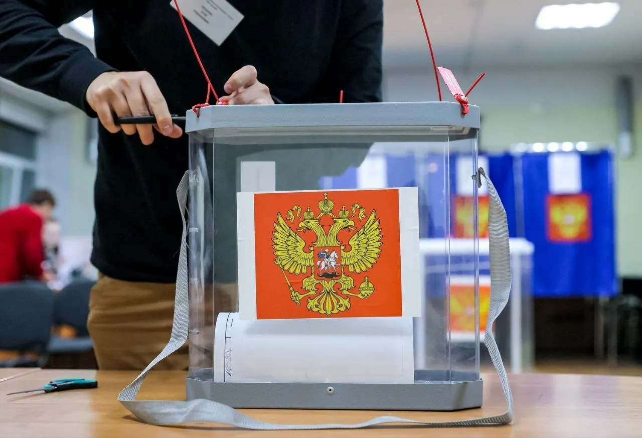 Первыe предварительные данные экзит-полов на выборах 2026: лидирует Единая Россия с около 53,5% голосов; далее следуют КПРФ, ЛДПР и другие участники.