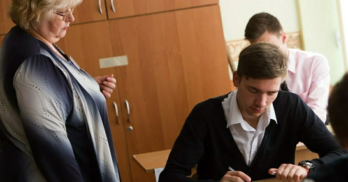 Министерство образования ввело новый размер учебной нагрузки для старшеклассников: минимум 2 312 часов за два года и максимум 2 516 часов, с недельной нагрузкой до 37 часов.
