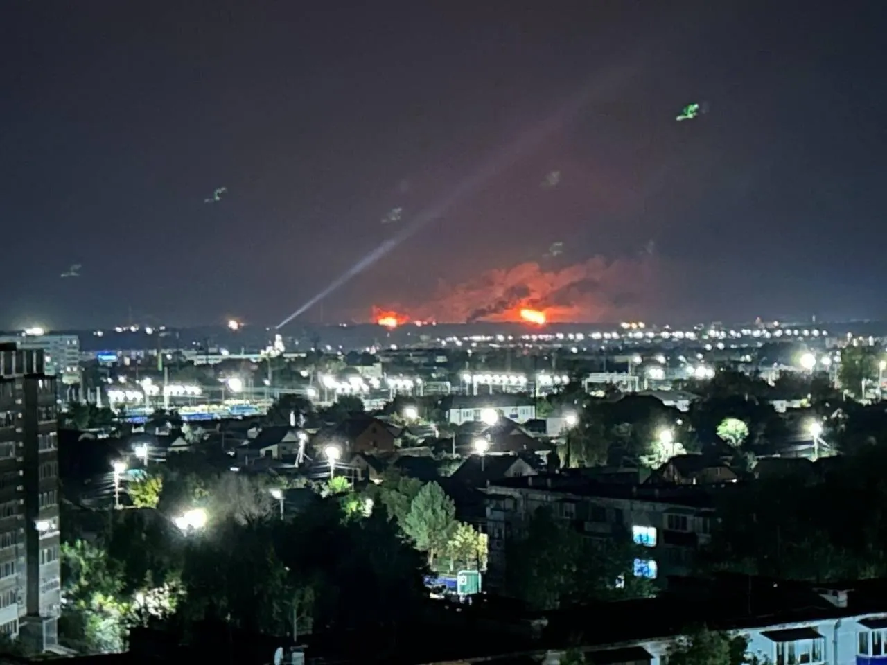 Пожар в Курске после падения обломков БПЛА, атаки дронов на Сызрань и Таганрог, арест и освобождение активиста, уголовное дело против Noize MC, прогноз по распродажам и долги стран СНГ.