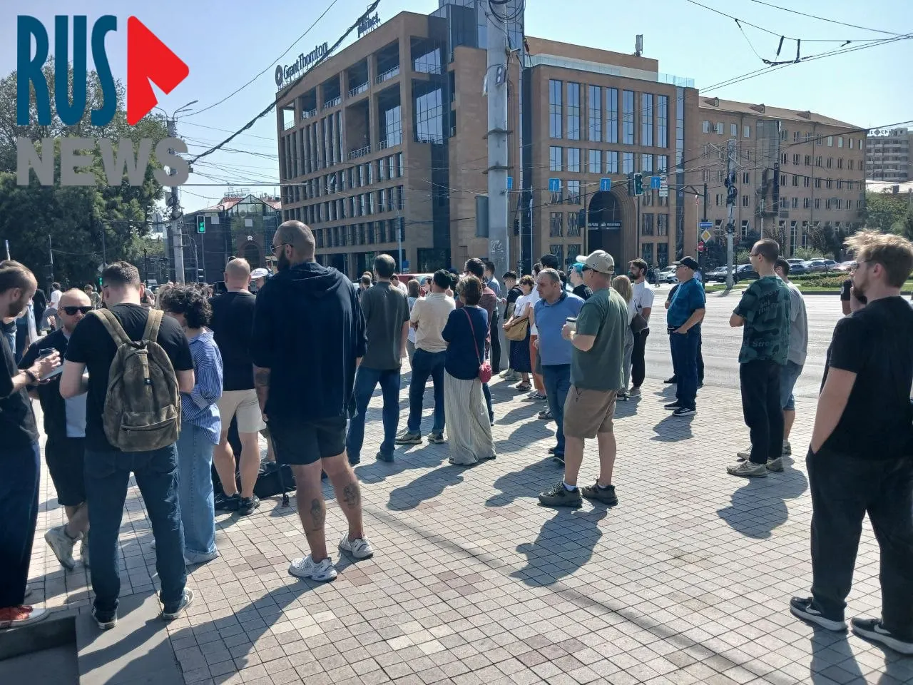 В Ереване у посольства России образовалась крупная очередь из избирателей на голосование; рядом проходит митинг.
