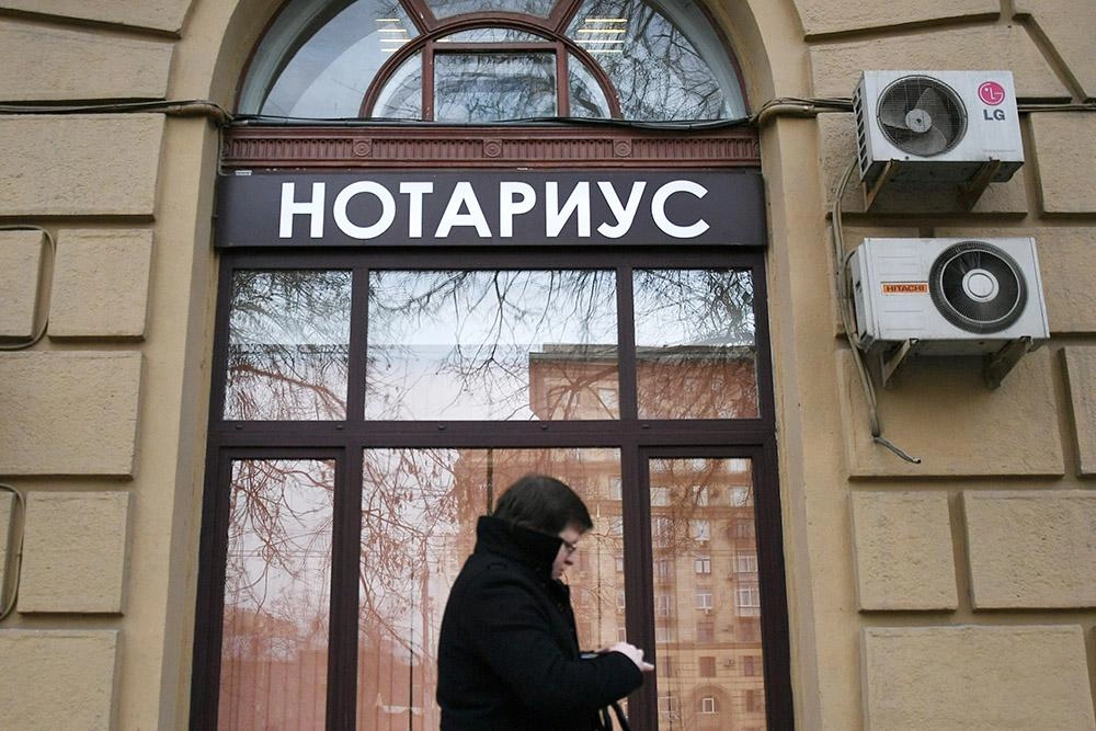 Нотариусы Красноярского края прекращают оформление доверенностей, необходимых призывникам для взаимодействия с военкоматами. Движение сознательных отказчиков готовит иск; обсуждаются разъяснения краевой нотариальной палаты и прокуратуры.