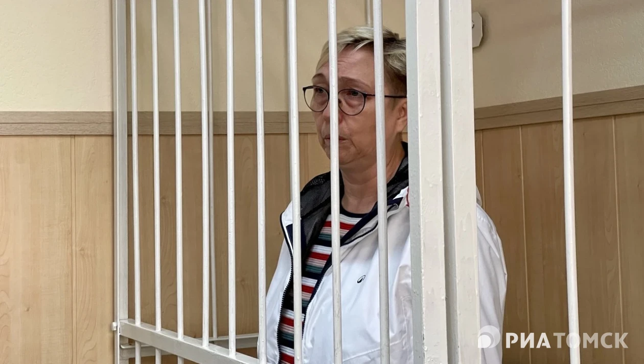 Матушевскую задержали в Красноярске по делу о семи платежах по 500 рублей в пользу ФБК; ранее она работала на томском ТВ2, одной из старейших независимых телекомпаний в России.