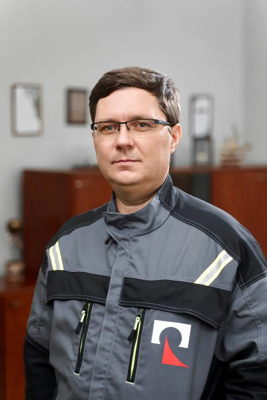 Красноярский алюминиевый завод возглавил Александр Белотелов, ранее руководивший заводами в Швеции и Волгограде; прежний руководитель Евгений Курьянов стал директором алюминиевого дивизиона Русала.
