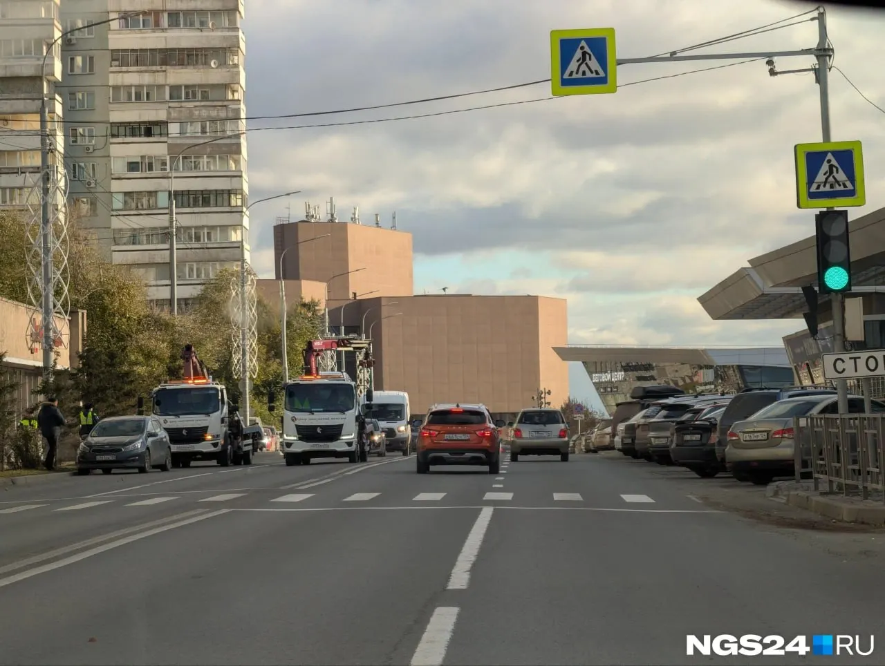 Парковка у наццентра запрещена в дни форума «Россия — спортивная держава»; эвакуируют машины, движение свободное.