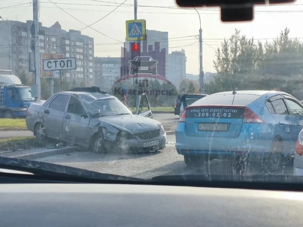 На улице Авиаторов в Красноярске произошло ДТП с опрокидыванием автомобиля, что спровоцировало пробку от Северного шоссе до ТРЦ «Планета»; на место прибыл экипаж ДПС.