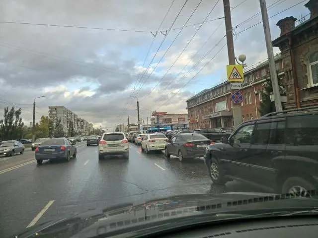 После атаки беспилотников в регионах Сибири выстроились очереди на заправках; власти заверяют о контроле над ситуацией, а цены на топливо различаются по регионам.
