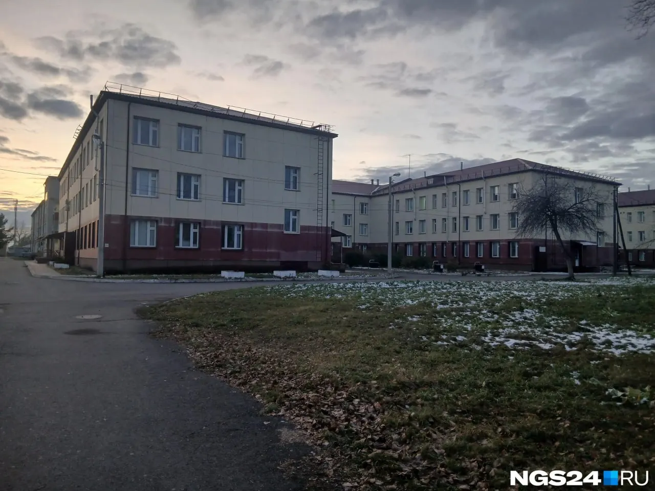 Согласно краевому минздраву, объединение будет оформлено как единое юридическое образование без закрытия отделений и сокращения персонала; пациенты будут обслуживаться на месте.