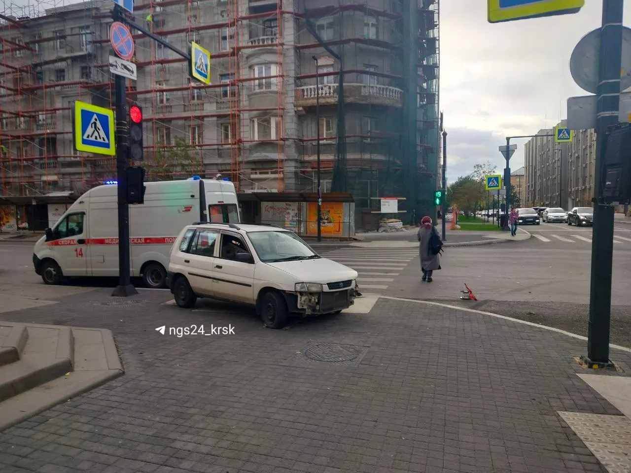 Утром на перекрестке проспекта Мира и улицы Диктатуры Пролетариата произошла авария: белая иномарка оказалась на плитке рядом с пешеходным переходом. У автомобиля повреждён передний бампер и спущено колесо. На место прибыли медики; пострадавших пока не сообщается.
