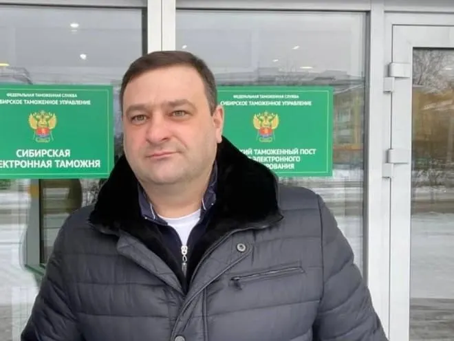 По данным источников, задержание может быть связано с подозрением на взятку; точное место нахождения фигуранта неизвестно; официального подтверждения от правоохранительных органов пока нет.