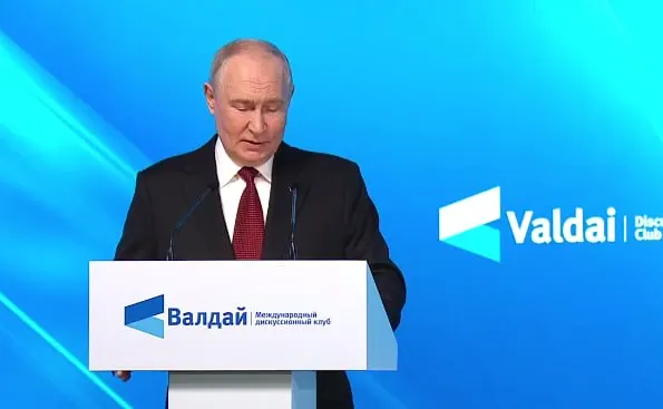 Президент призывает к мирному урегулированию конфликта, подчеркивает оборону страны и необходимость совместной работы над безопасностью.
