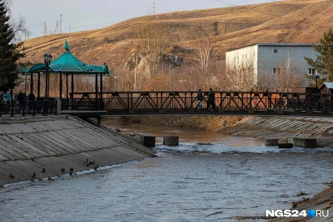 Городские власти обсудили план расчистки русла Качи и замену береговых плит на габионы, а также меры безопасности на набережной и контроль за строителями.