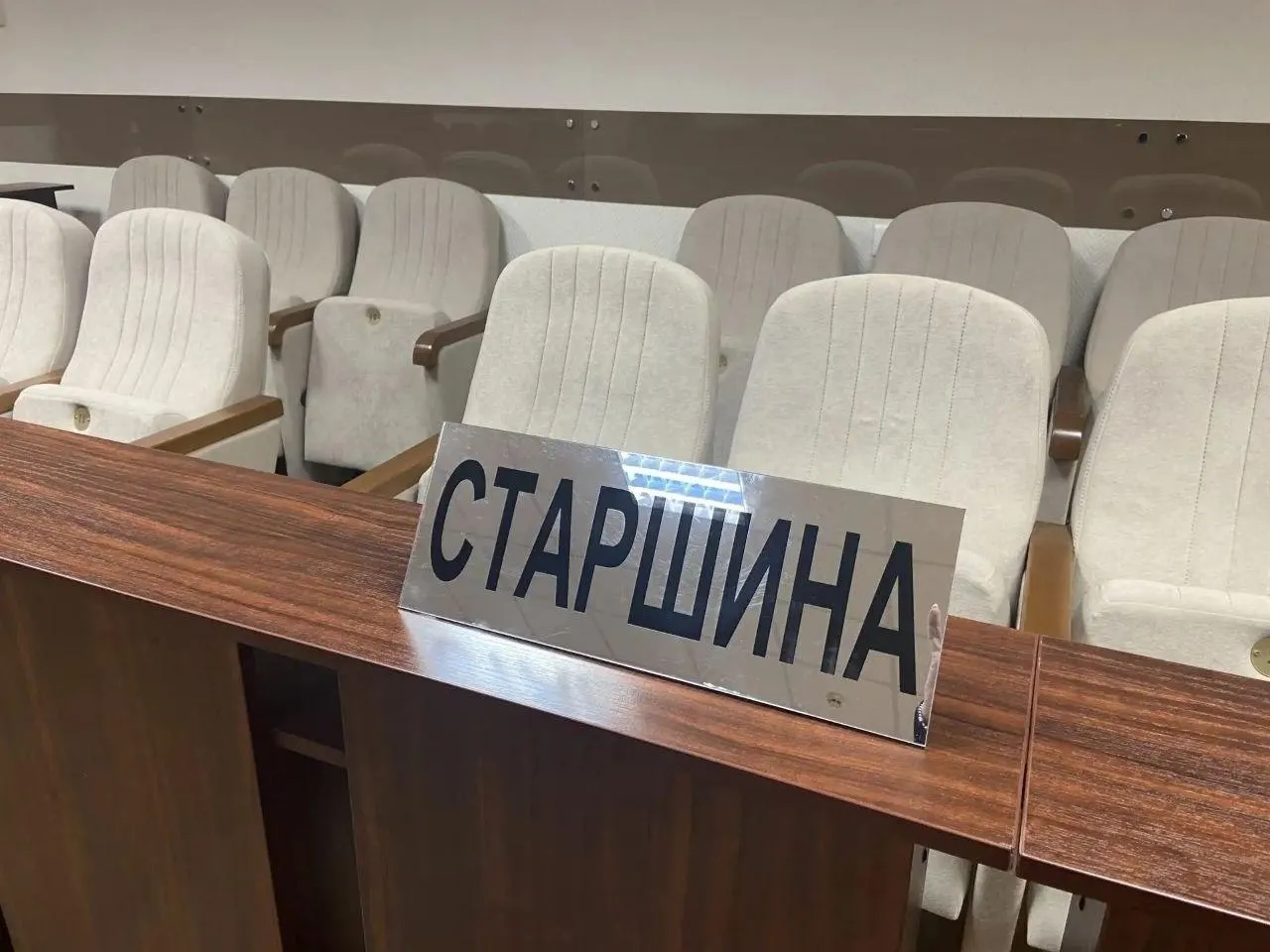 Предлагаемая реформа предусматривает сокращение числа присяжных вдвое и участие судьи в совещаниях.