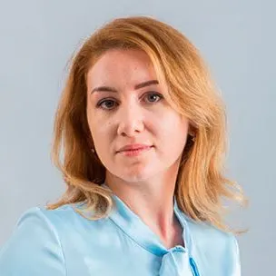 41-летняя уроженка Красноярска Ирина Окладникова рассматривается на должность главы аппарата правительства России; её карьерный путь начался в Красноярском крае и продолжился в Минфине, затем она возглавила департамент бюджетной политики.