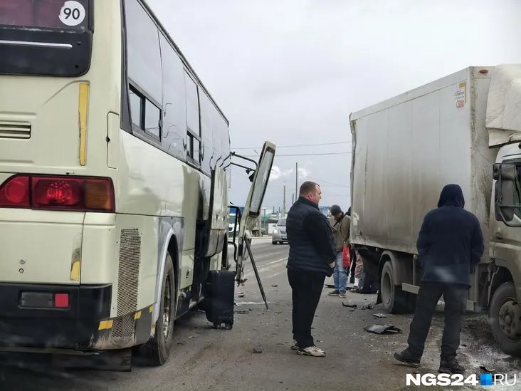 На выезде из Красноярска в Берёзовке перекрыта одна полоса; информации о пострадавших пока нет, ситуация уточняется у дорожной полиции.